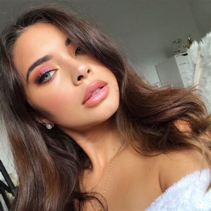 
Jennifer Czeczor Height, Weight, Net Worth, Age, Birthday, Wikipedia, Who, Nationality, Biography 